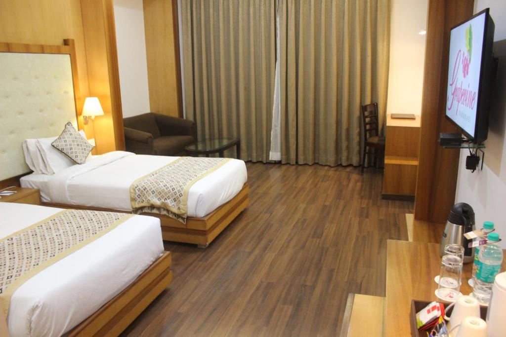 Postel nebo postele na pokoji v ubytování Ramada by Wyndham Varanasi Katesar