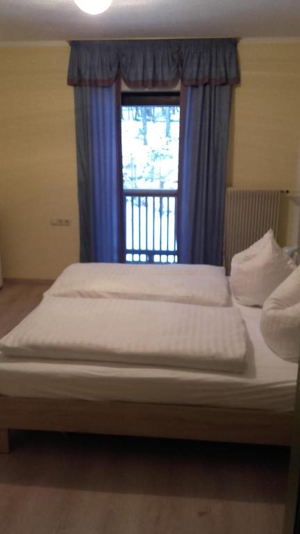Postel nebo postele na pokoji v ubytování Pension Freizeitzentrum Sambachshof