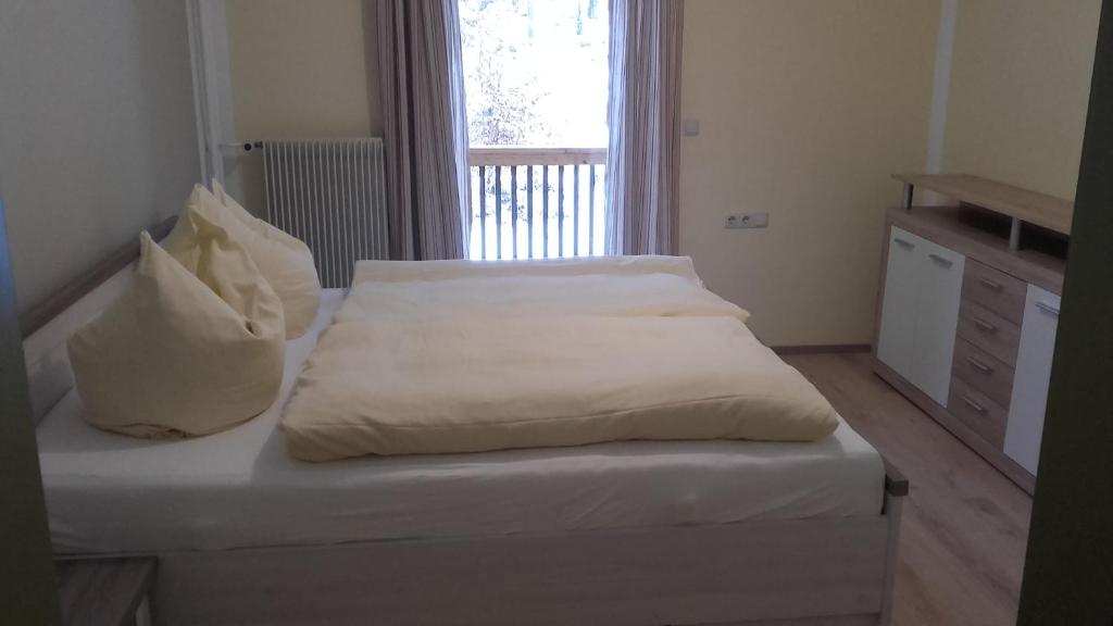 Postel nebo postele na pokoji v ubytování Pension Freizeitzentrum Sambachshof