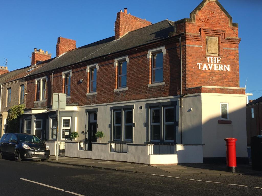 een gebouw met een bord op een straat bij The Tavern Bed and Breakfast in Blythe