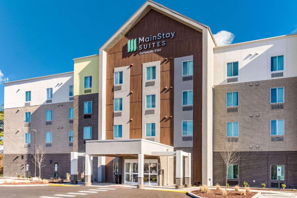 un hotel con un cartel en la parte delantera en MainStay Suites Murfreesboro, en Murfreesboro