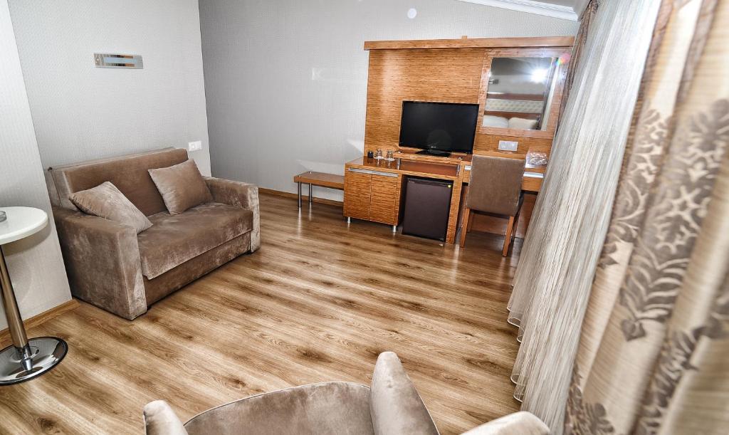 TV a/nebo společenská místnost v ubytování Serenti Pamuk Hotel
