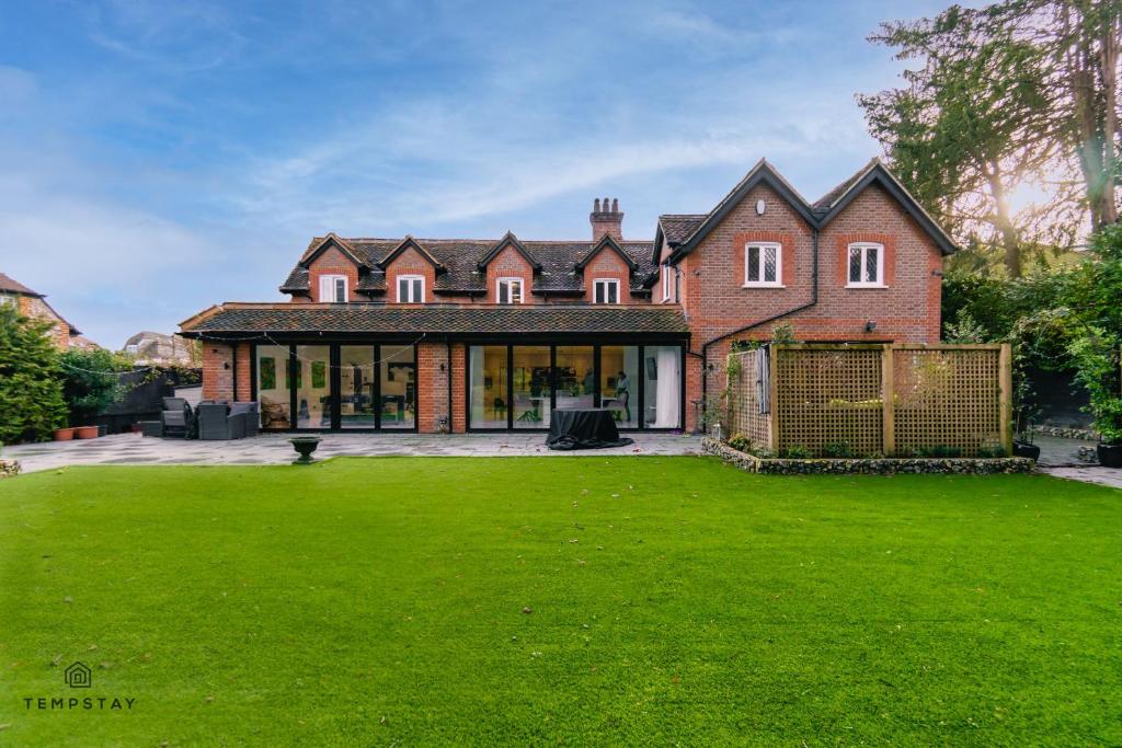 HIDDEN GEM! LUXURY 5 BED NEAR WARNER BROS STUDIOS, Radlett Updated