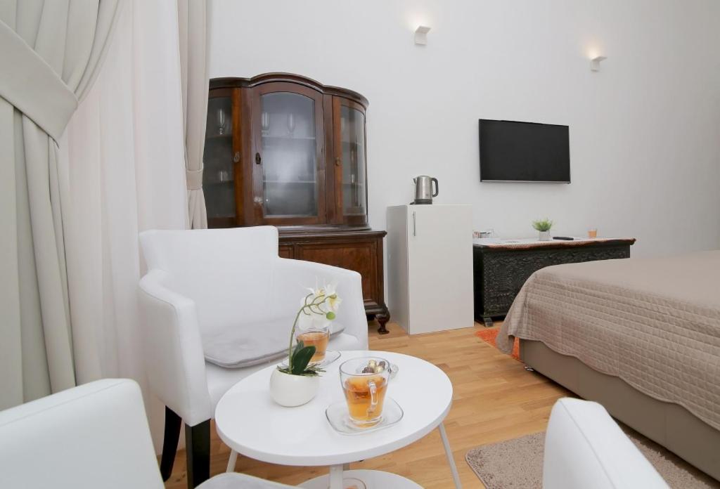 Televízia a/alebo spoločenská miestnosť v ubytovaní Room in Dubrovnik with air conditioning, WiFi washing machine 4246-3