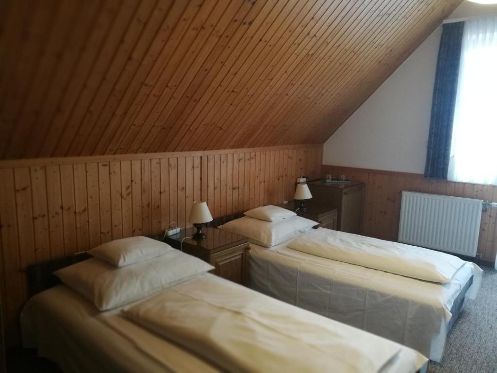 Postel nebo postele na pokoji v ubytování Gründner Vendégház