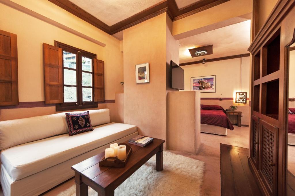 Katogi Averoff Hotel & Winery tesisinde bir oturma alanı
