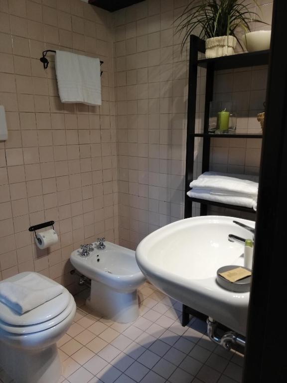 A bathroom at Apartments Campo de Fiori