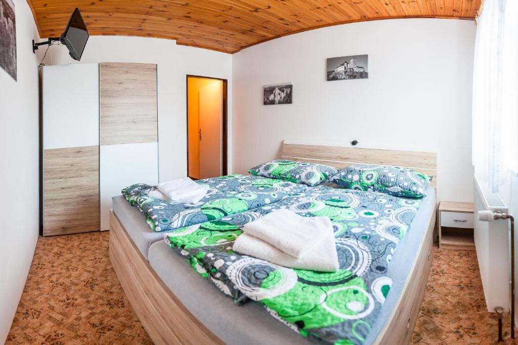 Postel nebo postele na pokoji v ubytování Penzion V Údolí