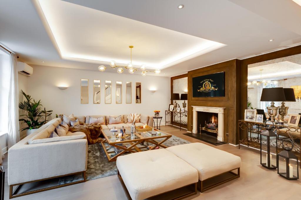 sala de estar con sofá y chimenea en Flawless Eight-bedroom Cheyne Family home in the heart of Chelsea en Londres