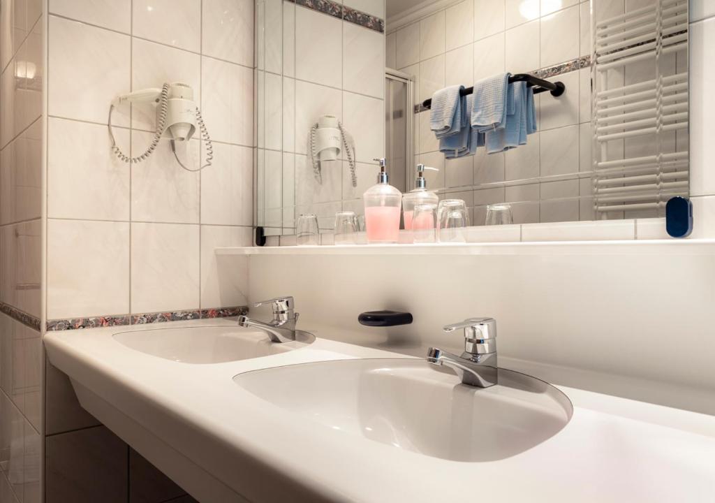 A bathroom at Appartements Lüftenegger