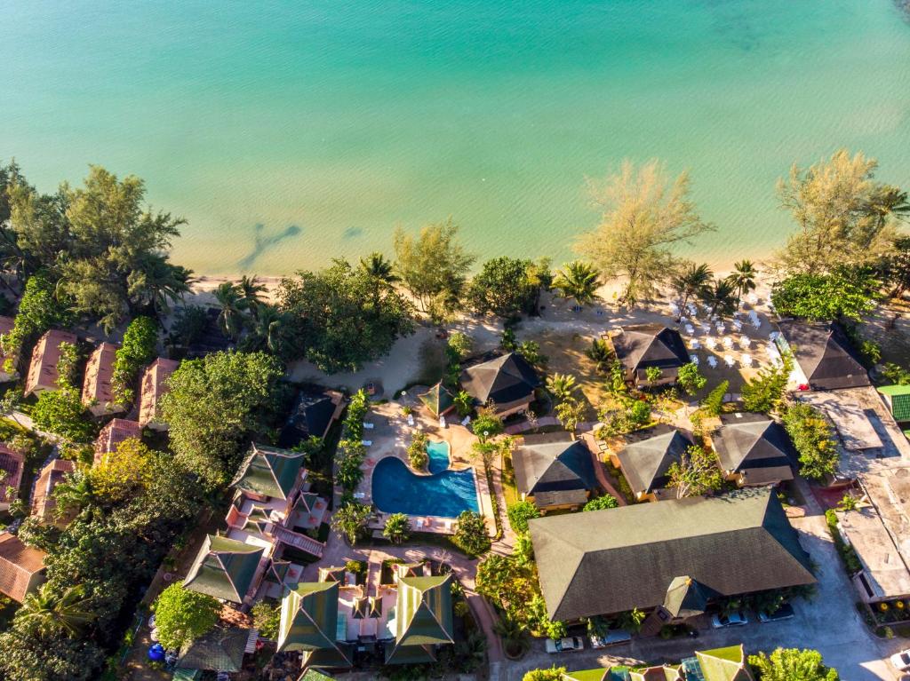 una vista aérea de un complejo con piscina en Coconut Beach Resort, Koh Chang, en Ko Chang