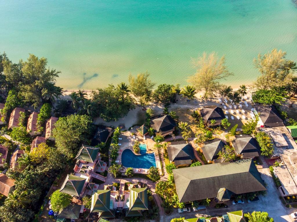 einen Blick über das Resort mit Pool in der Unterkunft Coconut Beach Resort, Koh Chang in Ko Chang