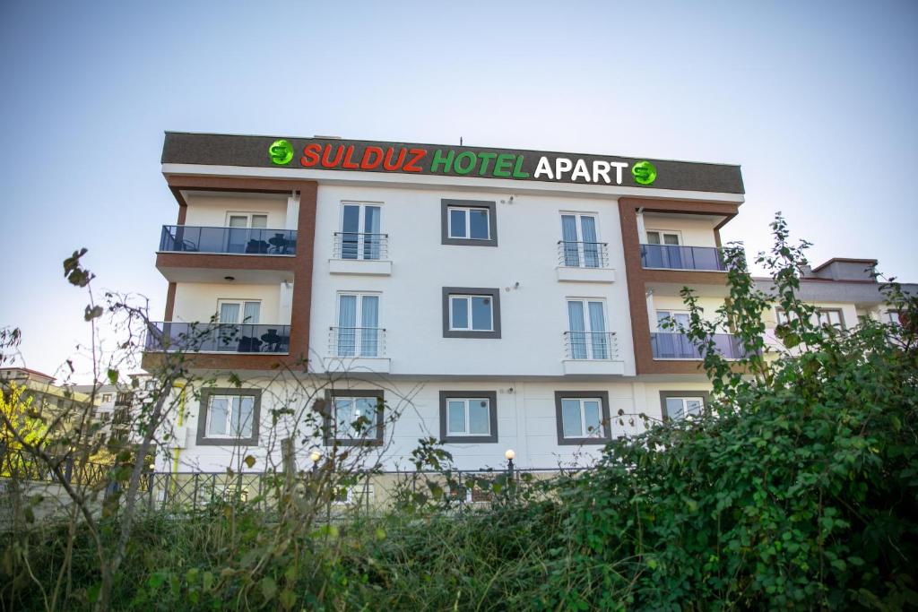 un edificio con un cartello che dice "agente alberghiero suicida" di Sulduz Hotel Apart & SPA a Trabzon