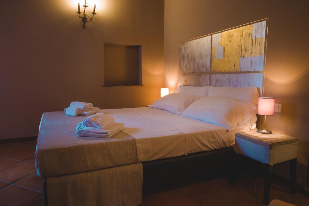 A bed or beds in a room at Apartments Campo de Fiori