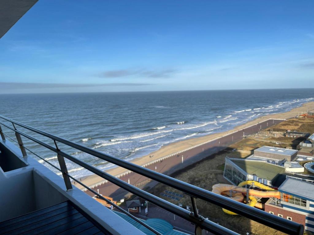 Vom Balkon eines Strandes genießen Sie Meerblick. in der Unterkunft Haus Metropol App 327 mit Meerblick und Cityblick 3 Balkone in Westerland