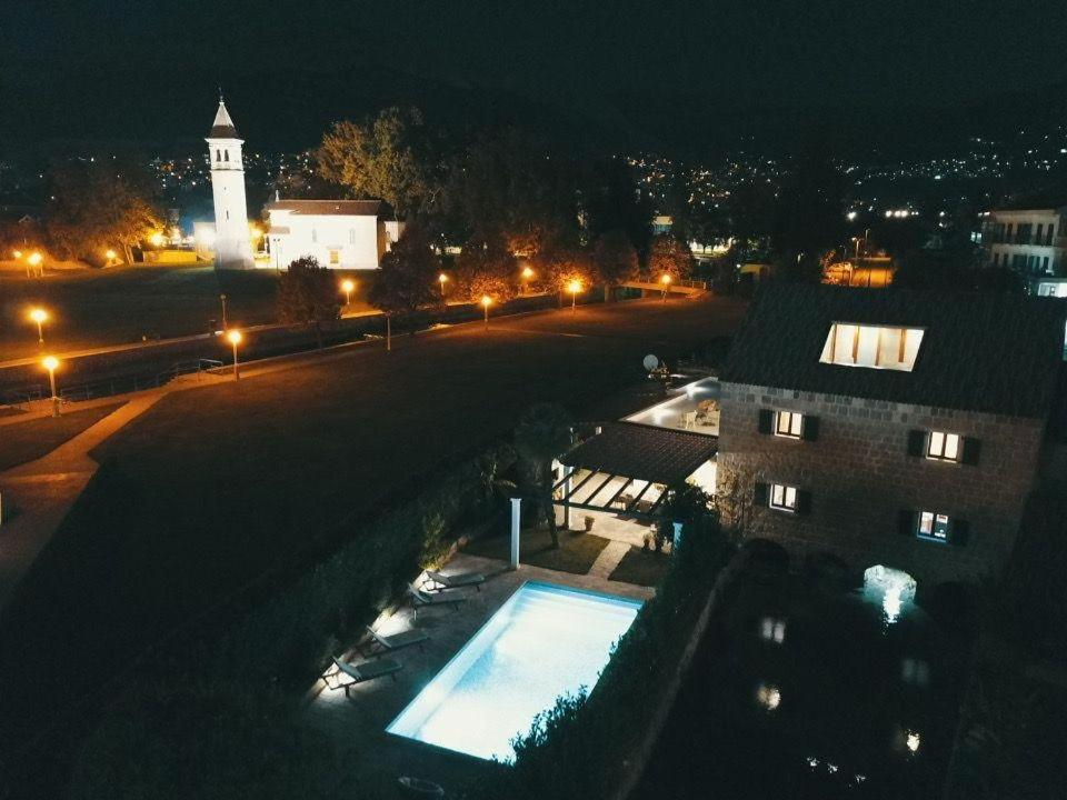Bazén v ubytovaní Villa Draga Paradise pool villa in Split alebo v jeho blízkosti