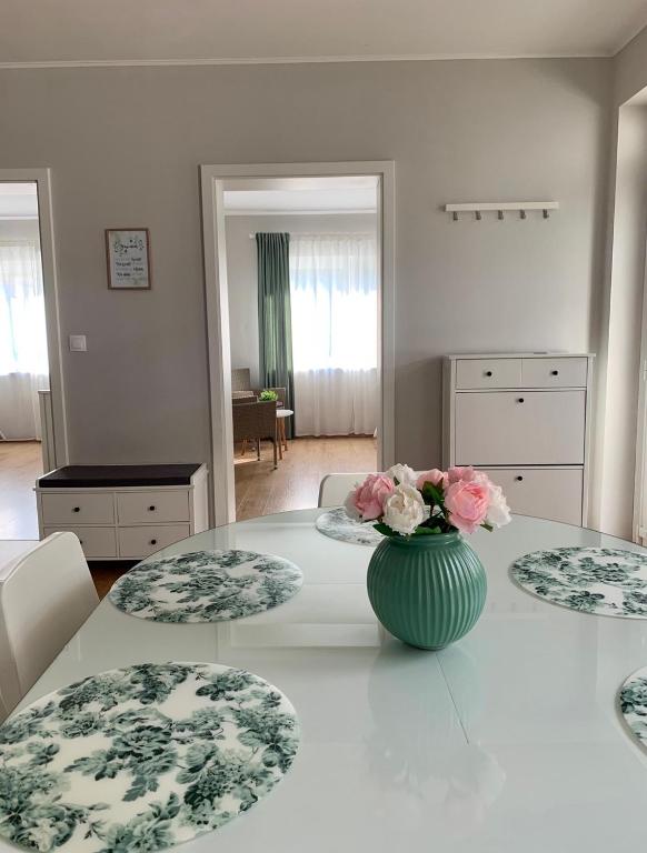 Postel nebo postele na pokoji v ubytování Otthon a Balatonon Vendégház