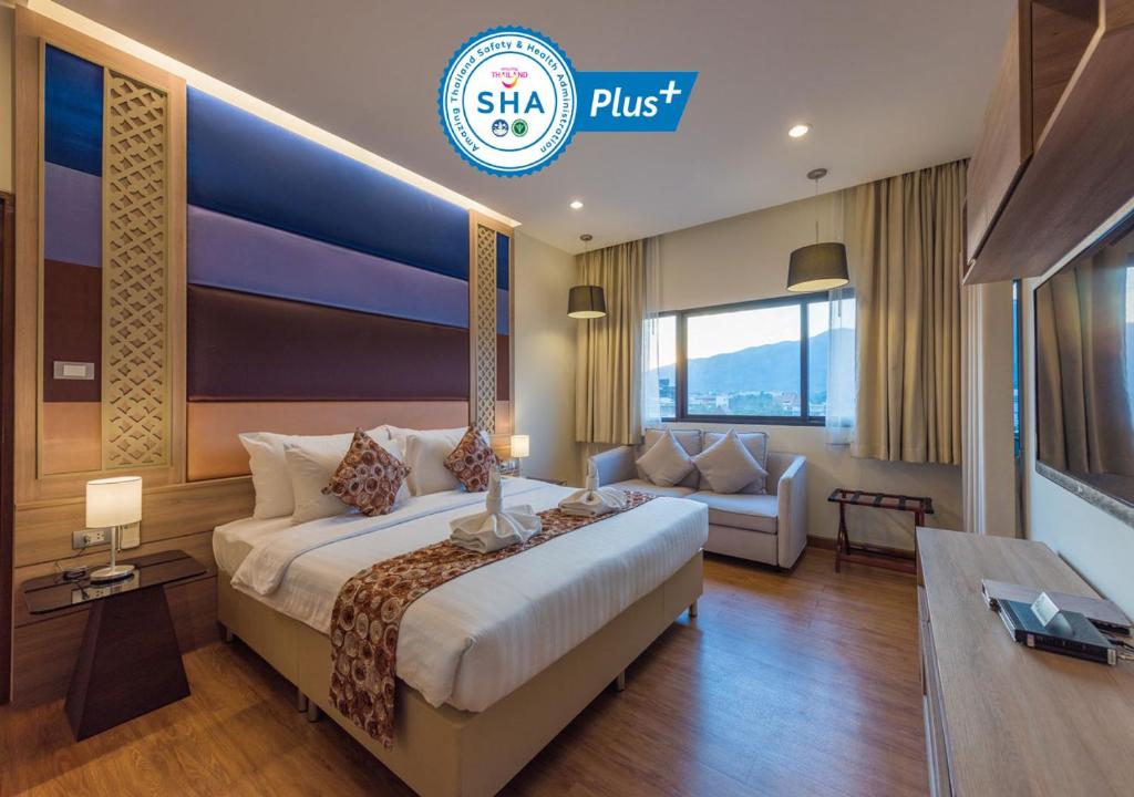 ein Hotelzimmer mit einem großen Bett und einem Sofa in der Unterkunft S17 Nimman in Chiang Mai