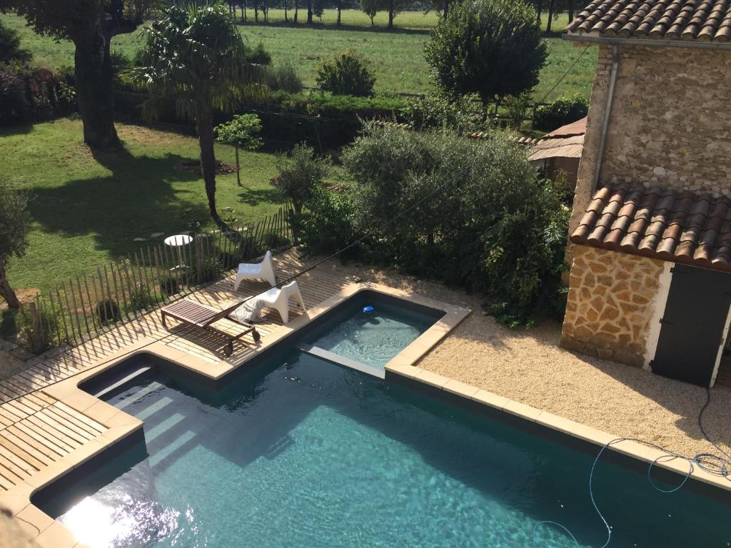 una vista aérea de una piscina en un patio en ferme st pierre suite, piscine, clim, repas, cheminée, en Chabeuil