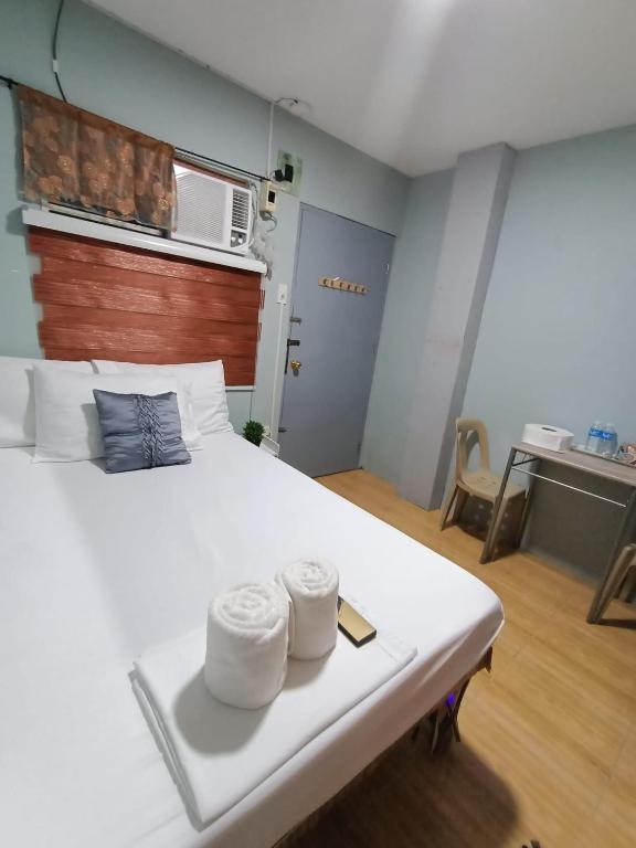 Postel nebo postele na pokoji v ubytování DJCI Apartelle Walk to Robinson & NE Pacific Mall 3 Min to SM Cabanatuan