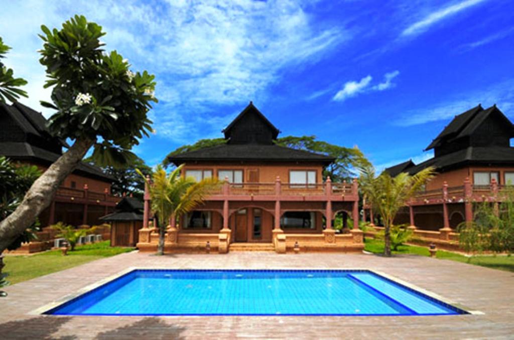 una casa con piscina frente a ella en KMA Kaytumadi Hotel en Taungoo