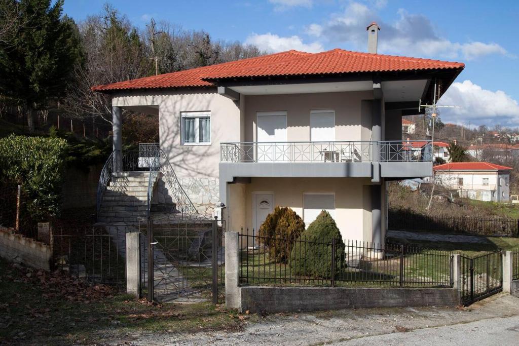 Casa blanca con techo rojo en La casa dei sogni - great house closed to Meteora, en Vlacháva