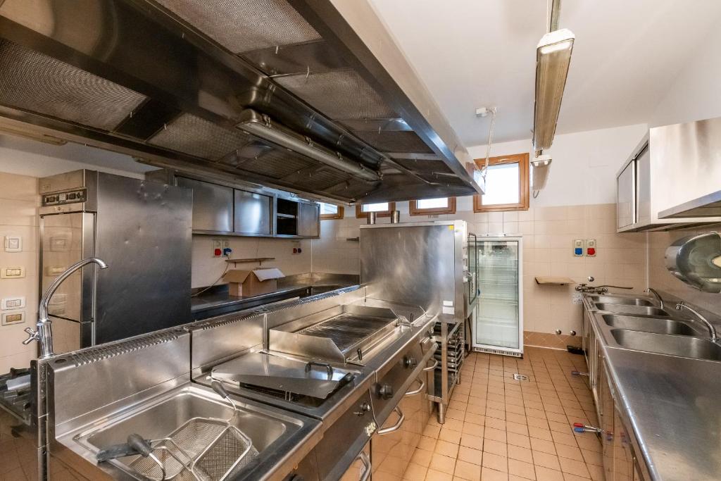 Kuchyň nebo kuchyňský kout v ubytování Hotel Fuori Città