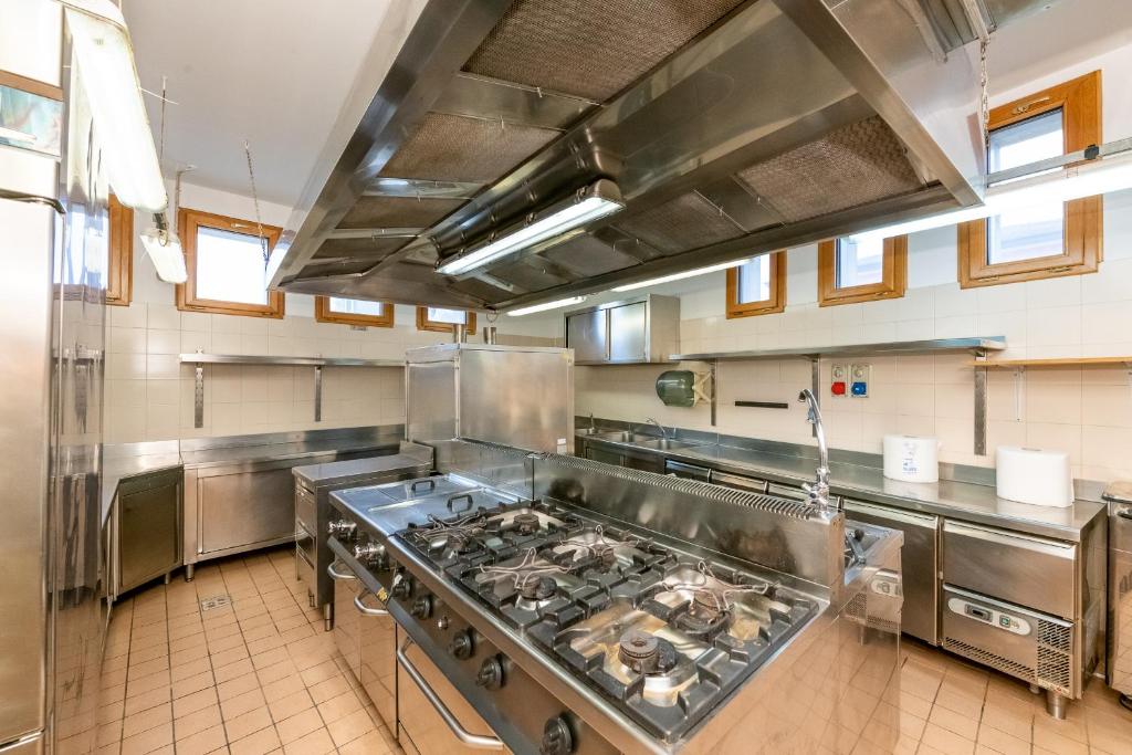 Kuchyň nebo kuchyňský kout v ubytování Hotel Fuori Città