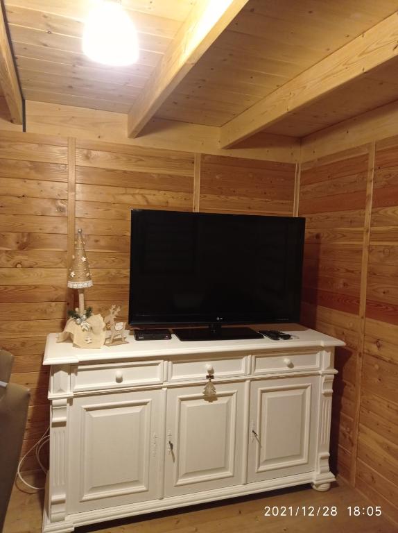 Televízia a/alebo spoločenská miestnosť v ubytovaní Domek nad Potokiem