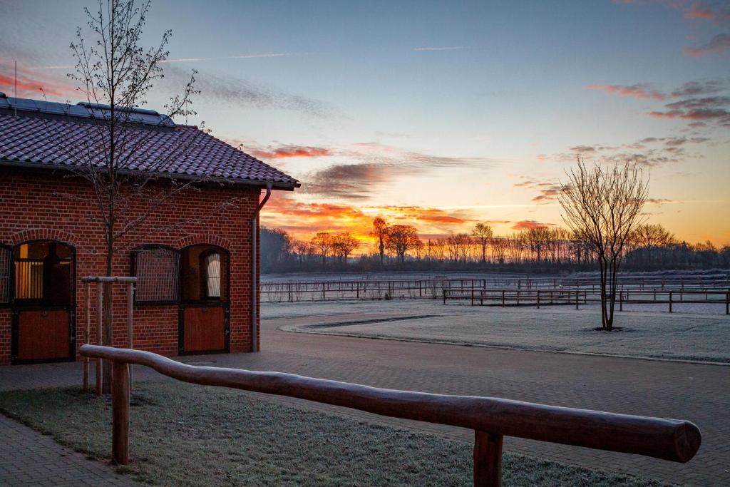 Východ nebo západ slunce při pohledu z hotelu nebo okolí