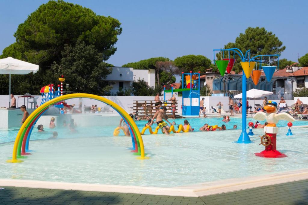 un parco acquatico con persone che giocano in acqua di Mipro mobilhome 6 a Lido di Spina