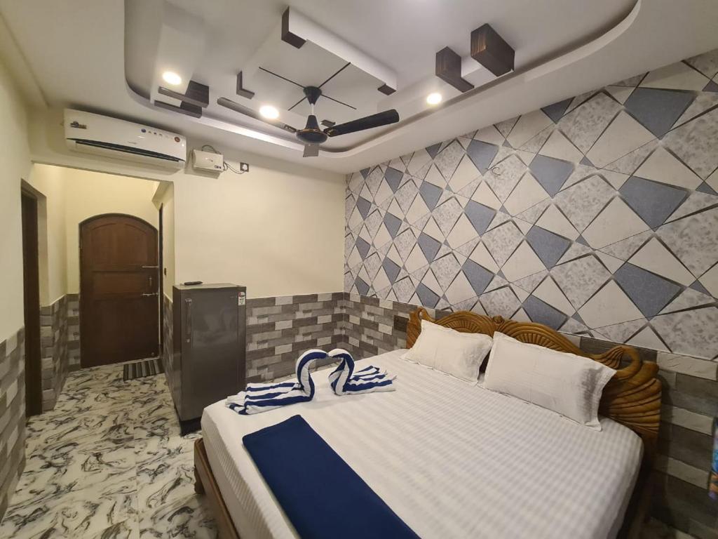 Postel nebo postele na pokoji v ubytování Richard Inn Residency
