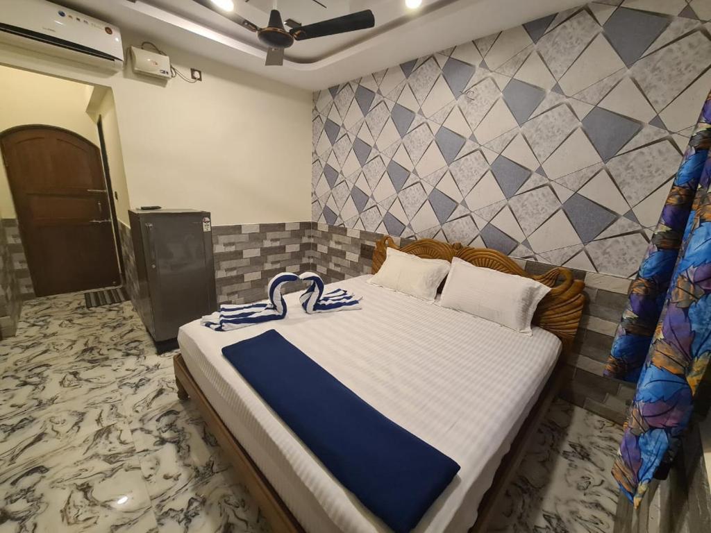 Postel nebo postele na pokoji v ubytování Richard Inn Residency