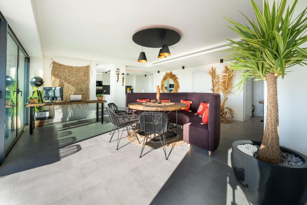 Large Boho Chic Apartment with Sea View and Spa at Oasis325 ...