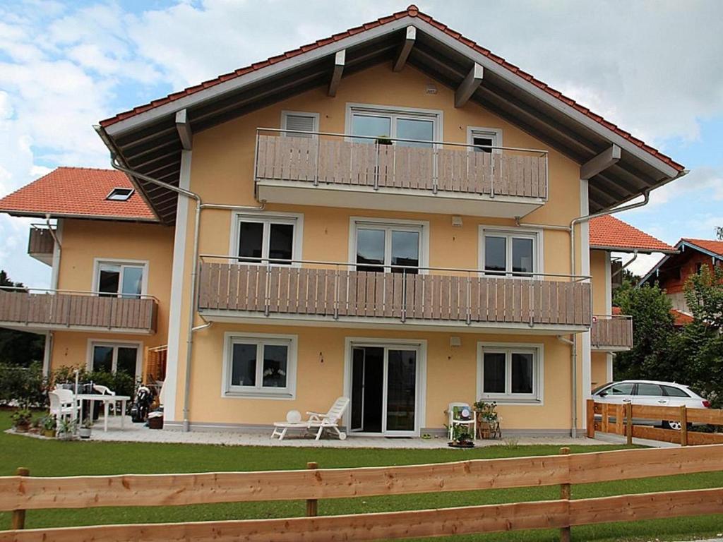 een groot huis met een balkon. bij Genusszeit am Chiemsee in Übersee