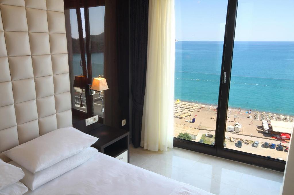 Nespecifikovaný výhled na moře nebo výhled na moře při pohledu z aparthotelu