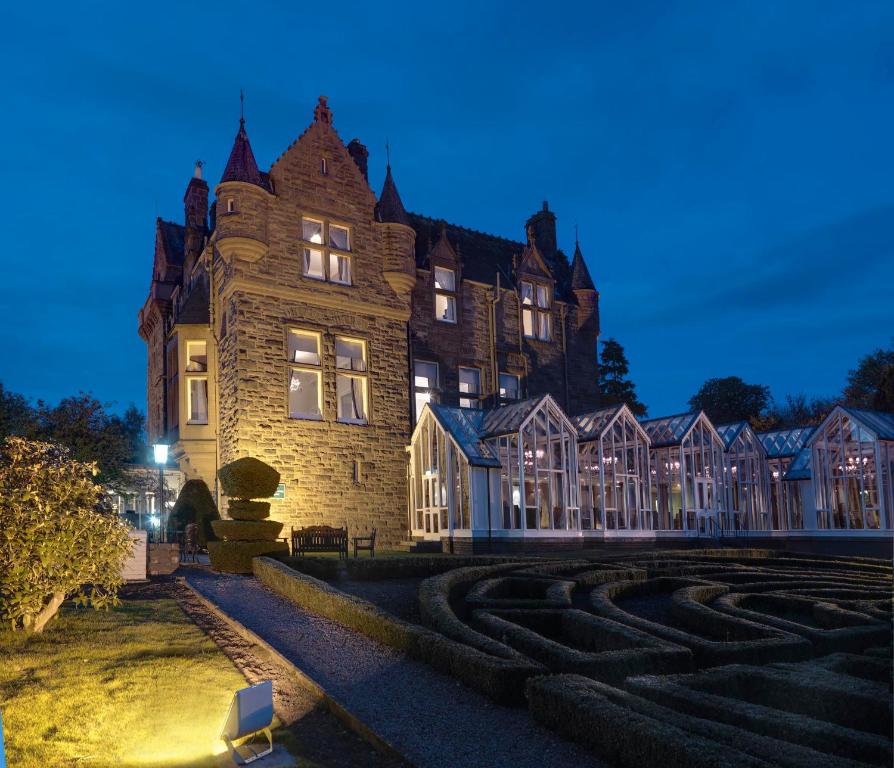 un gran edificio con un laberinto delante de él en The Landmark Hotel and Leisure Club, en Dundee