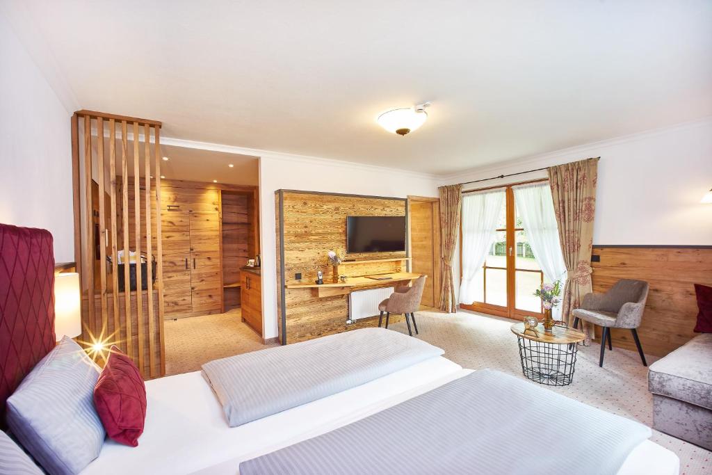 TV a/nebo společenská místnost v ubytování Hotel Klosterhotel Ludwig der Bayer