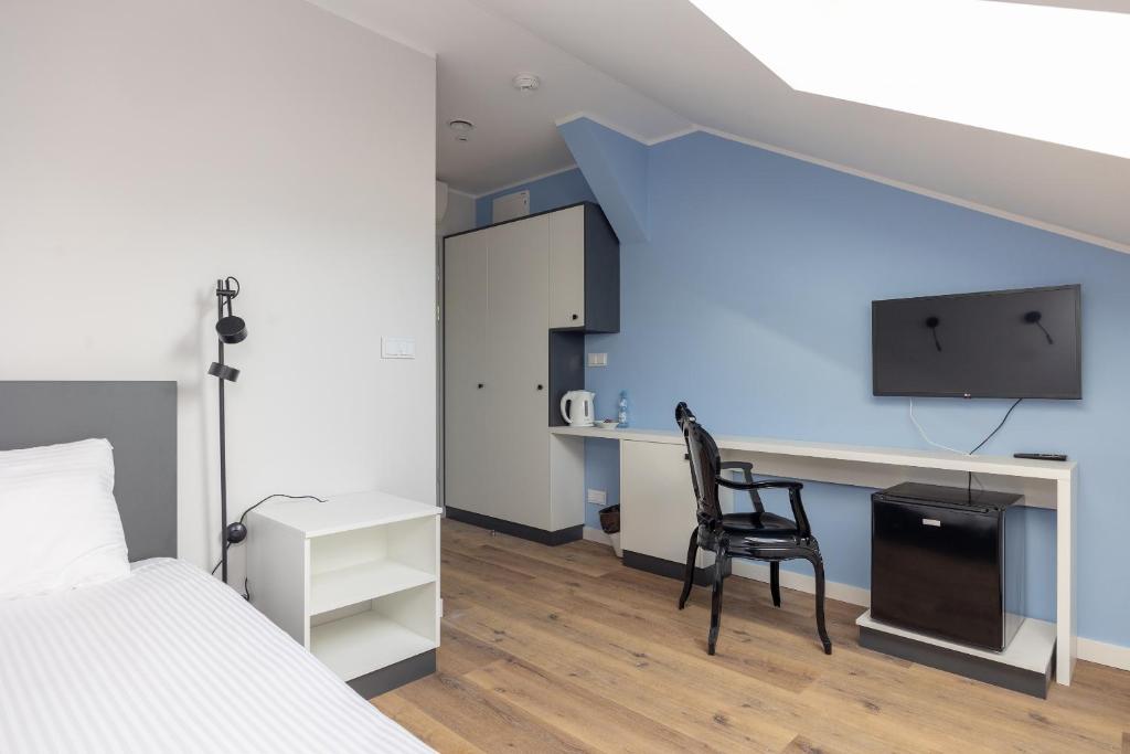 Televízia a/alebo spoločenská miestnosť v ubytovaní ĄĘ Hostel Nowy Świat