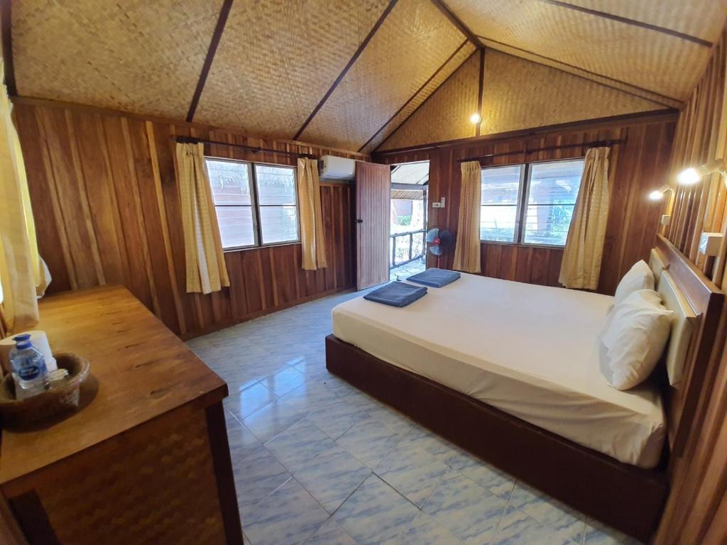 Kradan Beach Resort - Standard Bungalow