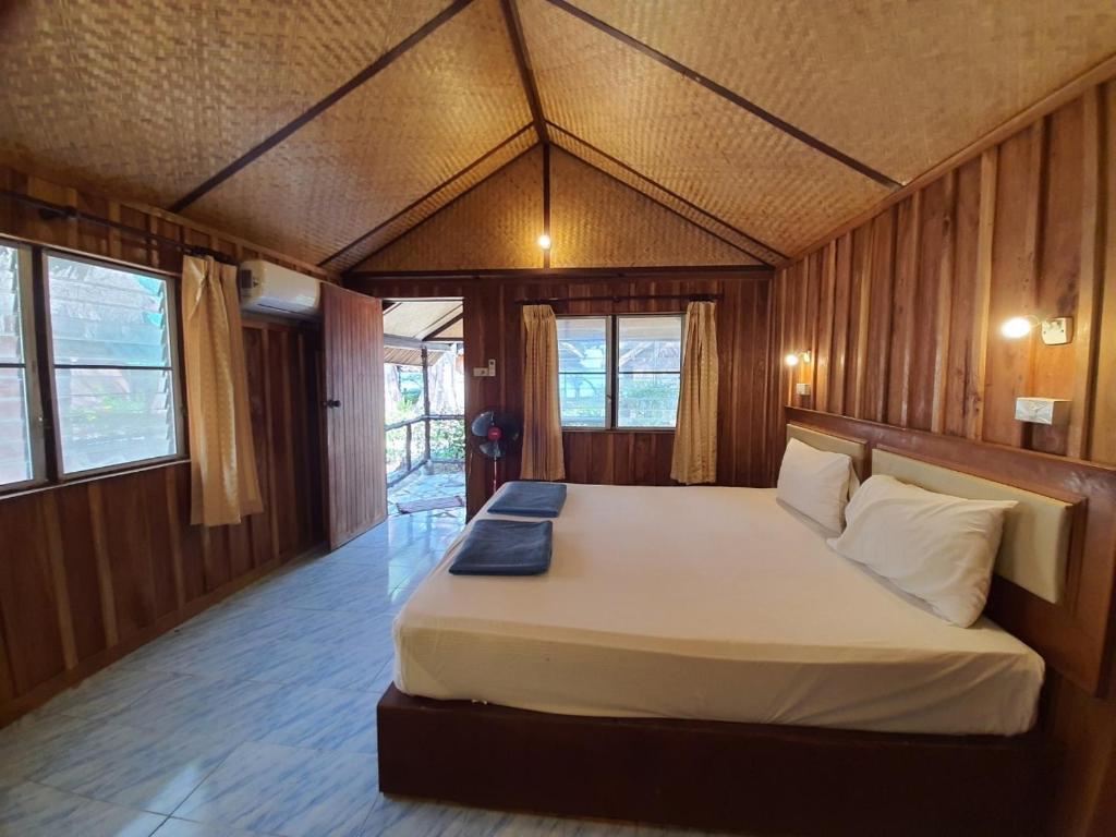 Kradan Beach Resort - Bungalow - Fan Room