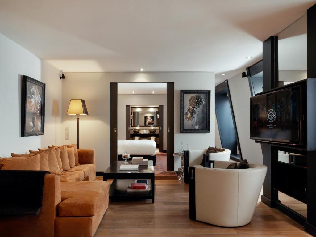 TV a/nebo společenská místnost v ubytování The Dominican, Brussels, a Member of Design Hotels