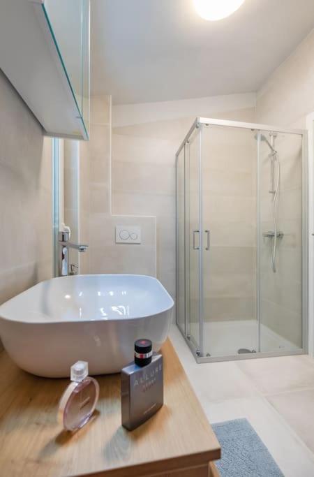 Kúpeľňa v ubytovaní St Jakov Superior Beach Apartment with Free Parking