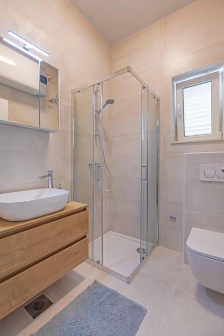Kúpeľňa v ubytovaní St Jakov Superior Beach Apartment with Free Parking