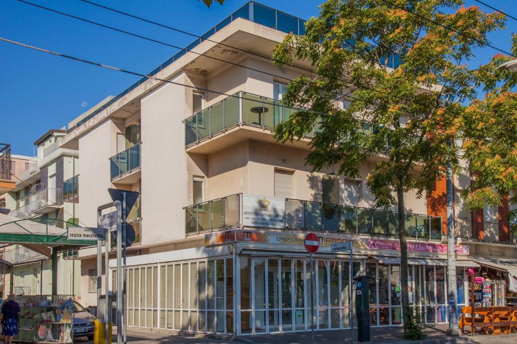 - un bâtiment blanc avec un balcon dans une rue dans l'établissement Residence Royal, à Rimini