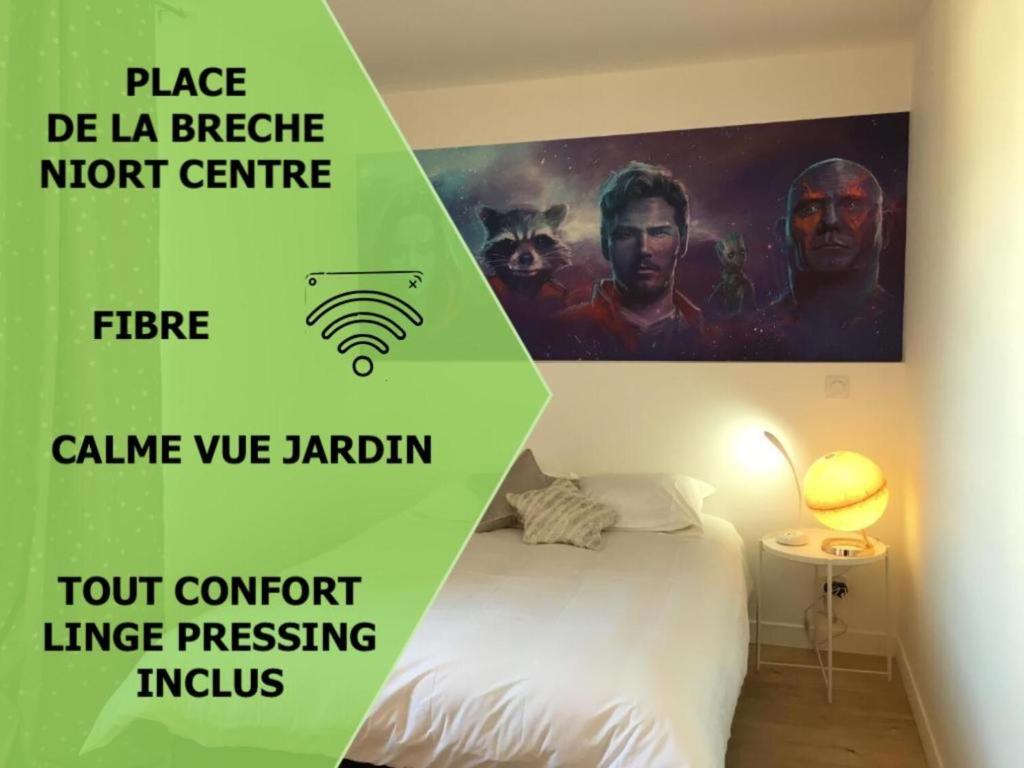 Cette chambre dispose d'un lit à baldaquin sur le mur. dans l'établissement Le Galaxy centre la Brèche wifi calme vue jardin, à Niort