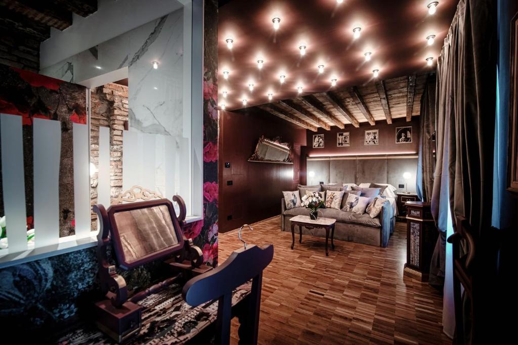 een woonkamer met een bank en een tafel bij Vitrum - Como Luxury Suites in Como