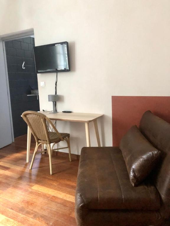 TV a/nebo společenská místnost v ubytování Maison d'hoursentut