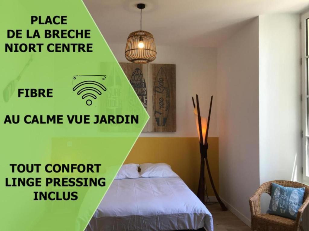 - une chambre dotée d'un lit et d'un panneau indiquant l'emplacement au centre nord de la bicyclette dans l'établissement Le Beach centre la Brèche wifi vue jardin, à Niort
