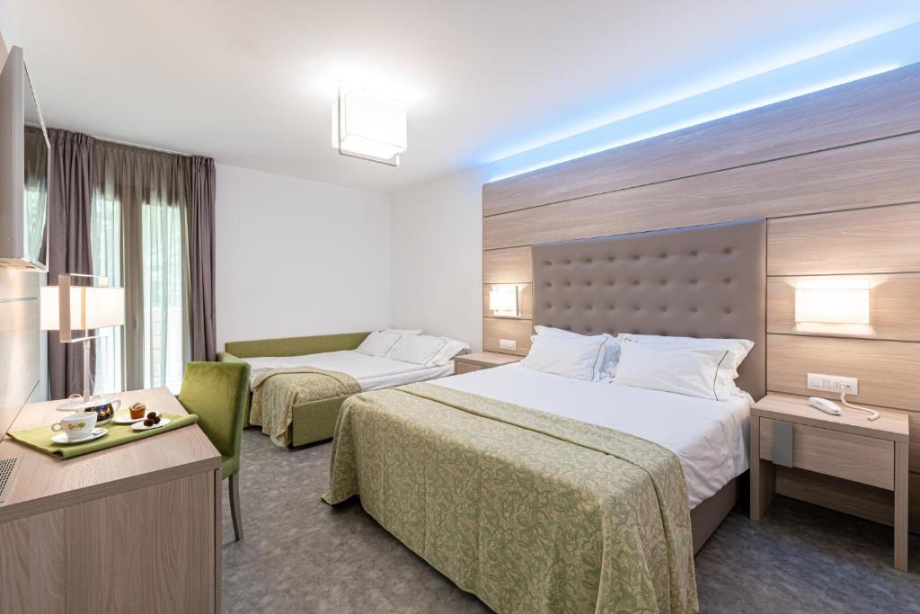 Łóżko lub łóżka w pokoju w obiekcie HOTEL TRILAGO